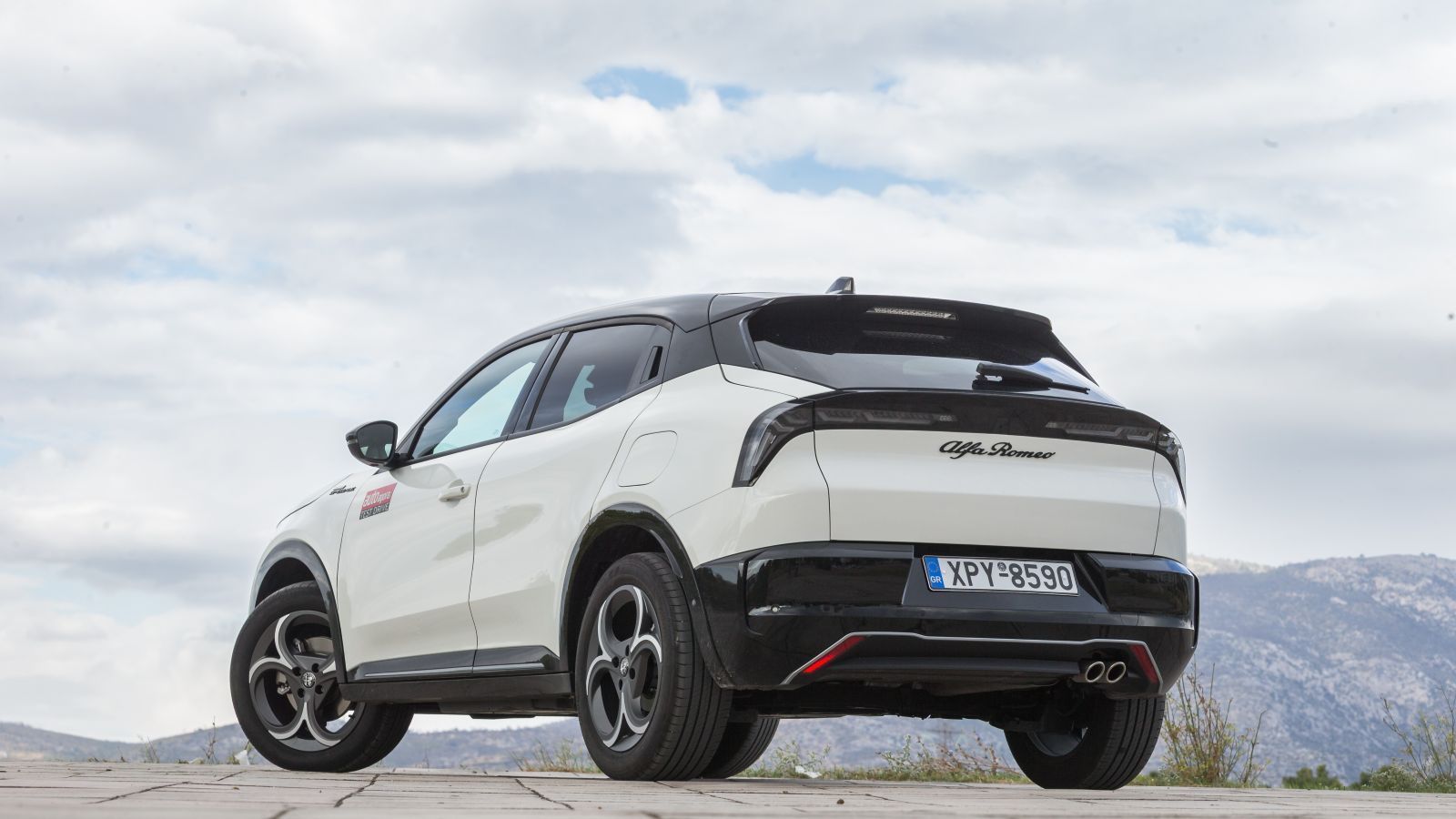 Alfa Romeo Junior. Πόσο καλό είναι σε εξοπλισμό άνεσης και ασφάλειας.